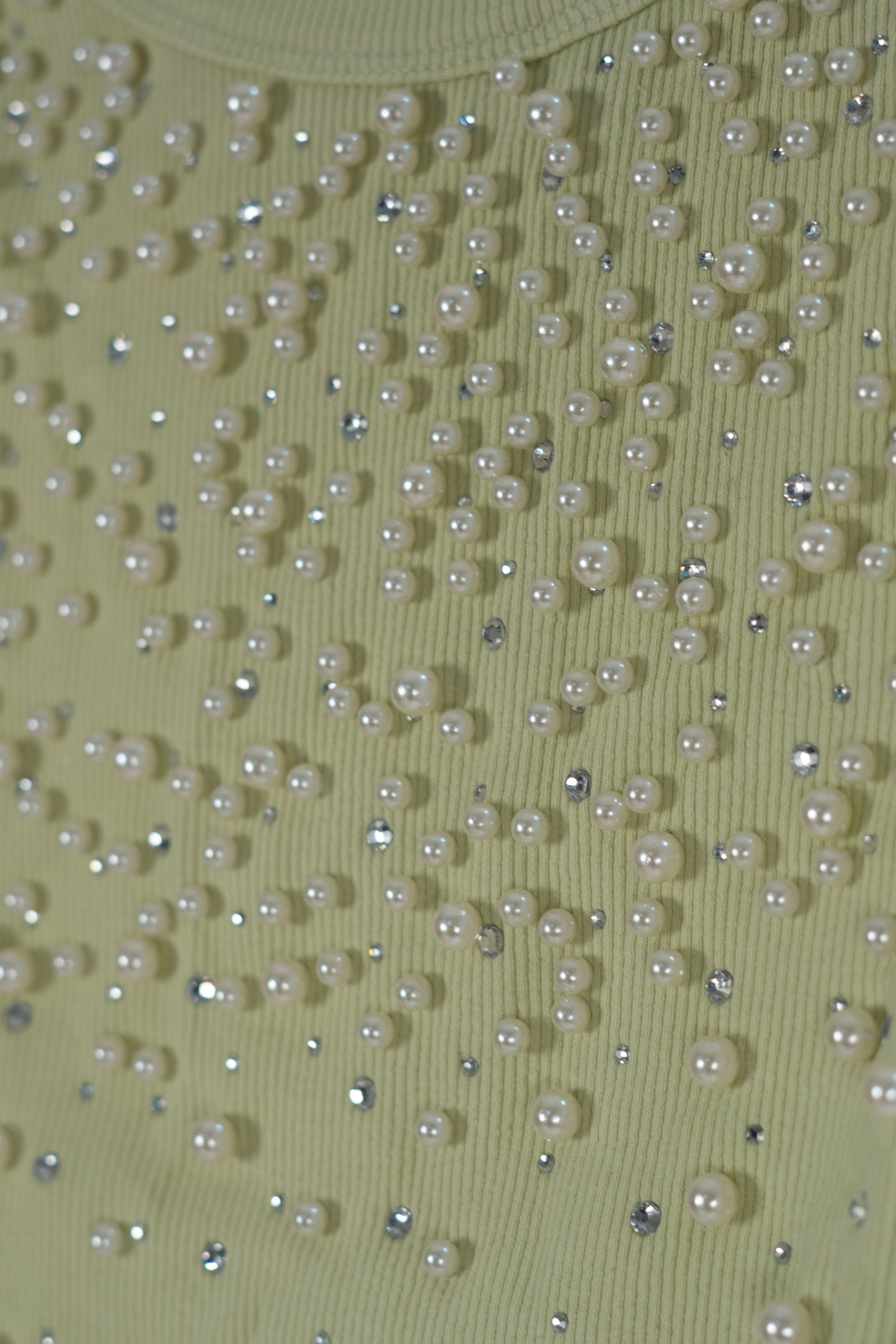 Blusa con detalle de piedras y perlas