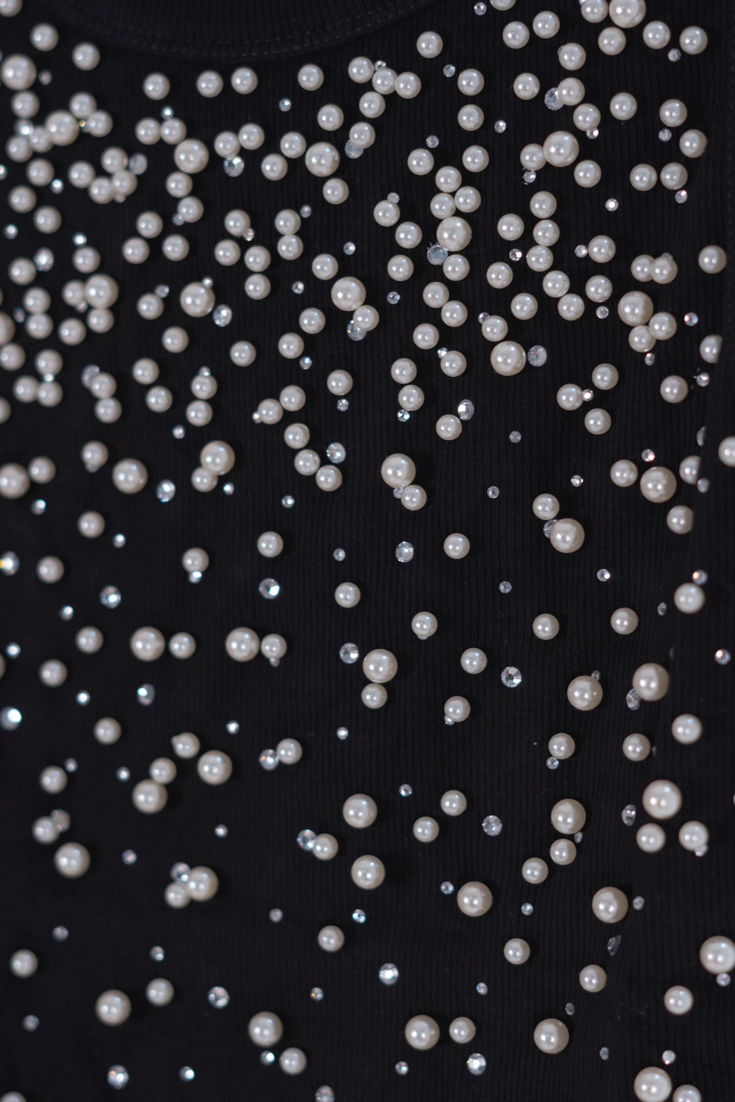 Blusa con detalle de piedras y perlas