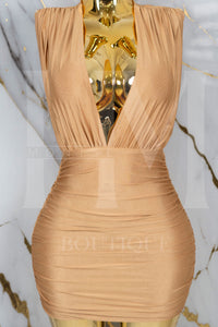 Vestido ajustado con escote en pecho