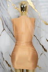 Vestido ajustado con escote en pecho