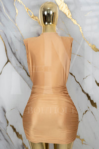 Vestido ajustado con escote en pecho