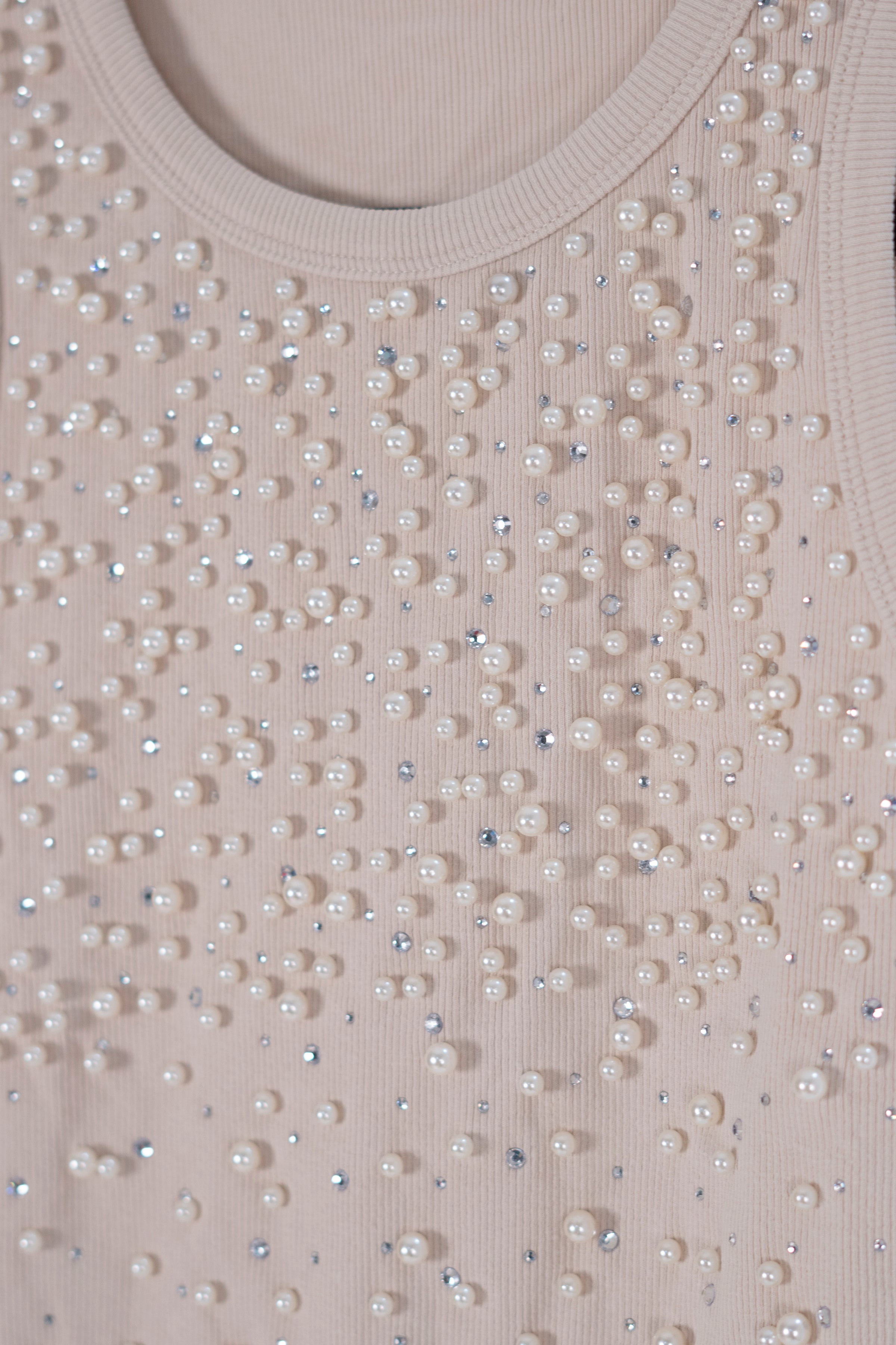 Blusa con detalle de piedras y perlas