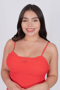 Vestido con copas y detalla holgado en pecho