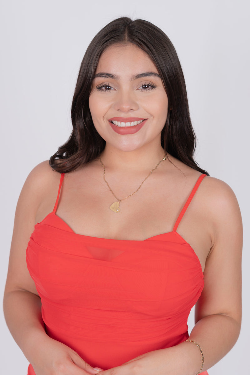 Vestido con copas y detalla holgado en pecho