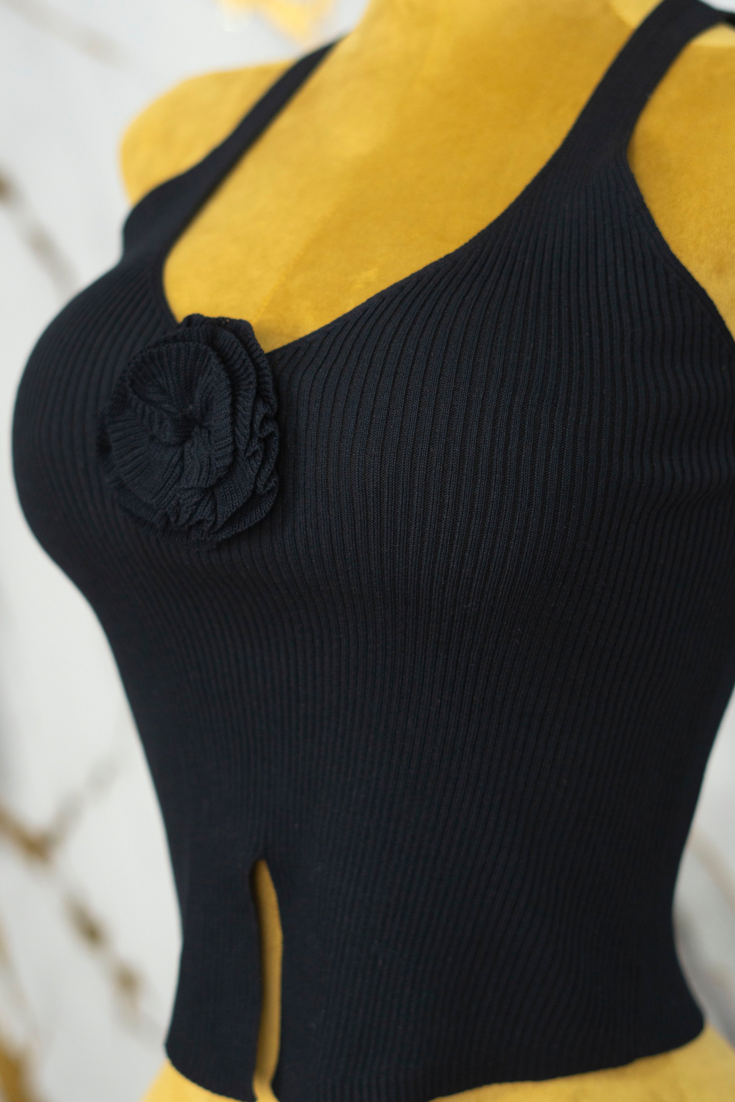 Blusa con detalle en flor