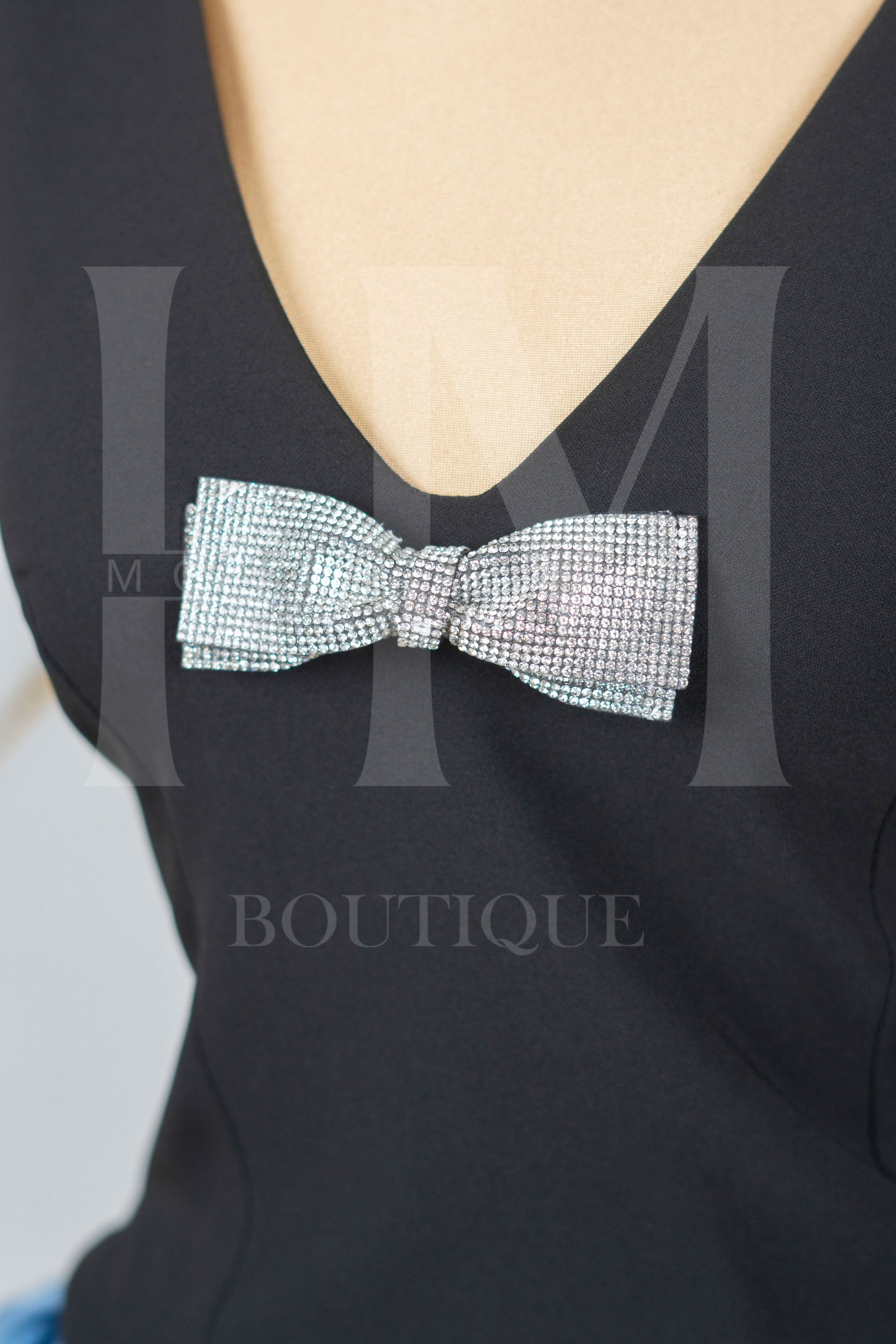 Blusa con tirante ancho y moño de piedras