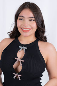 Vestido corto con moños de piedras