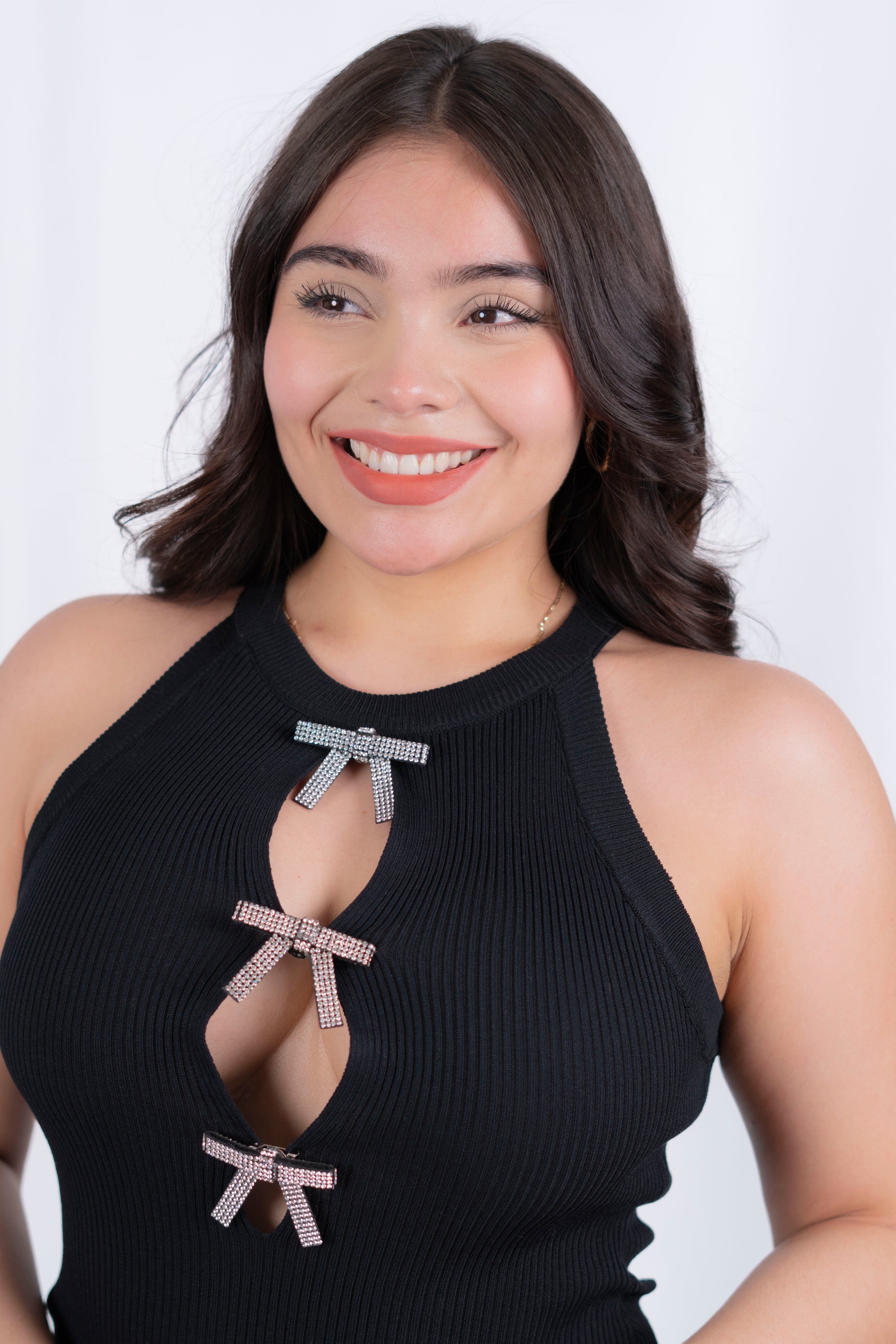 Vestido corto con moños de piedras