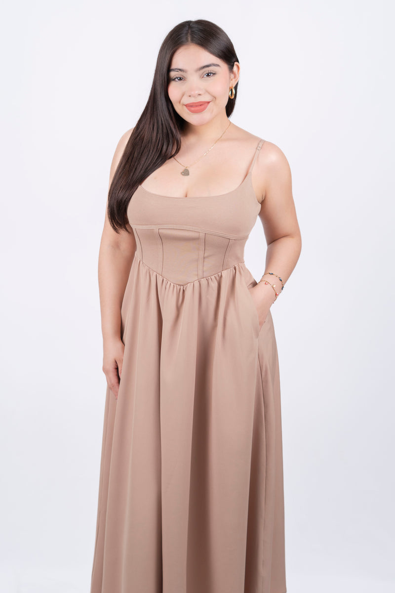 Vestido de tirantes acampanado